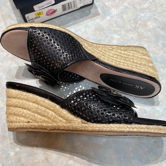 Anne Klein slides (sz 8) - Picture 3 of 11